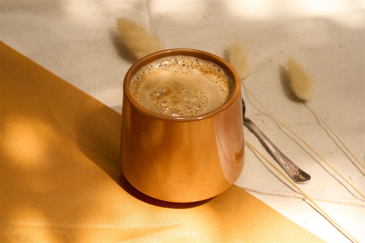 Café servido en taza de gres Jade Haus