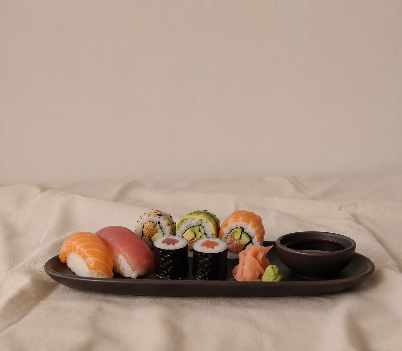 Sushi servido en fuente de gres Jade Haus
