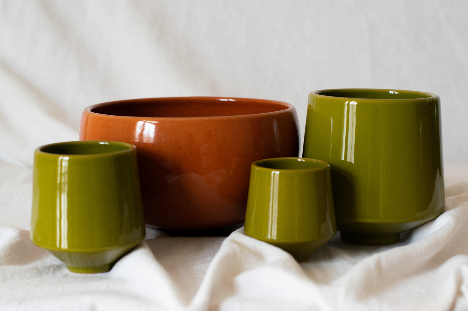 Piezas de gres Jade Haus: cuenco grande y tazas en distintos tamaños